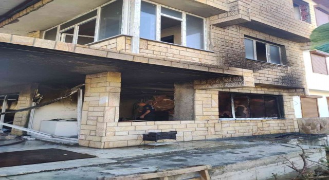Kuşadasındaki ev yangına itfaiye hızlı müdahale etti