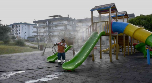 Kuşadasının farklı mahallelerinde temizlik çalışması sürüyor