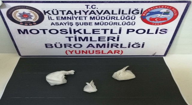 Kütahyada 3 kişinin bulunduğu araçta uyuşturucu ele geçirildi