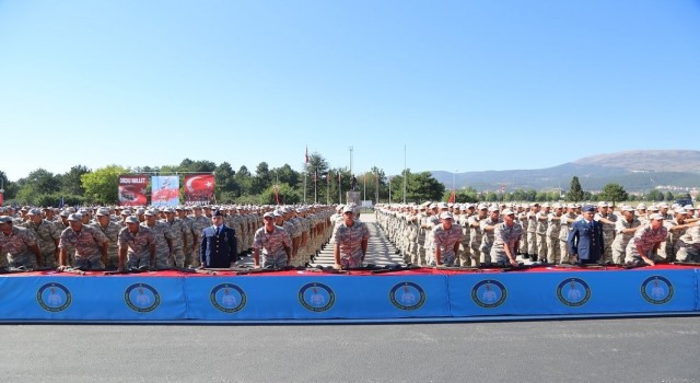 Kütahyada acemi eğitimlerini tamamlayan 797 er yemin etti