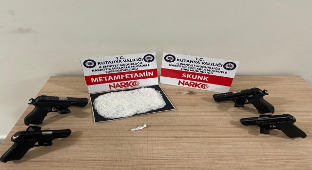 Kütahyada araçlarında uyuşturucu ve 4 tabanca ile yakalanan iki kişi tutuklandı
