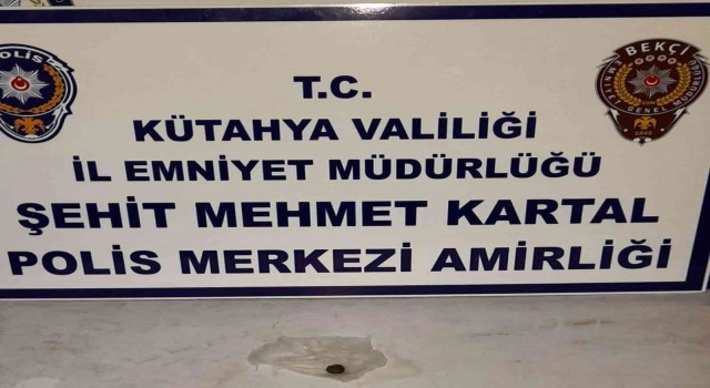 Kütahyada bekçiler bir şahsın üzerinde afyon sakızı ele geçirdi