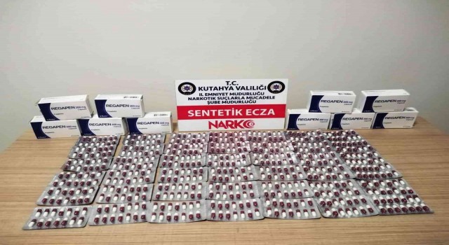 Kütahyada bir araçta 588 adet sentetik ecza ele geçirildi