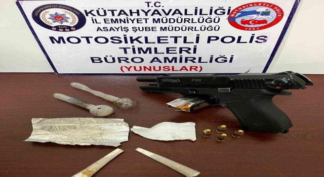 Kütahyada bir araçta silah ve uyuşturucu ele geçirildi