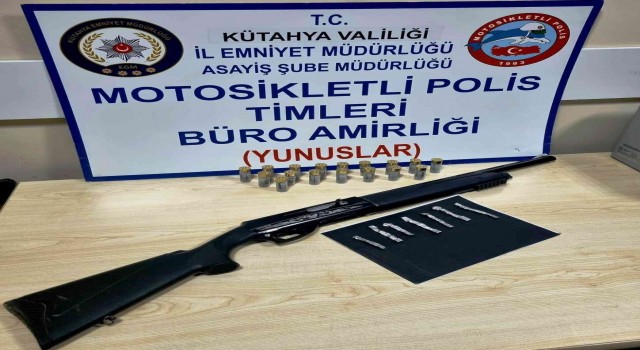 Kütahyada ehliyetsiz sürücünün aracında ruhsatsız tüfek ve uyuşturucu ele geçirildi