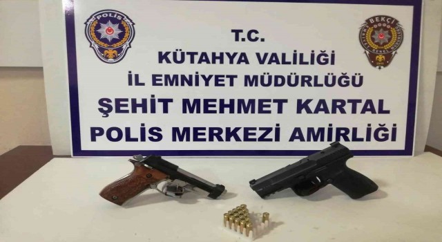 Kütahyada iki maganda silahlarıyla birlikte yakalandı