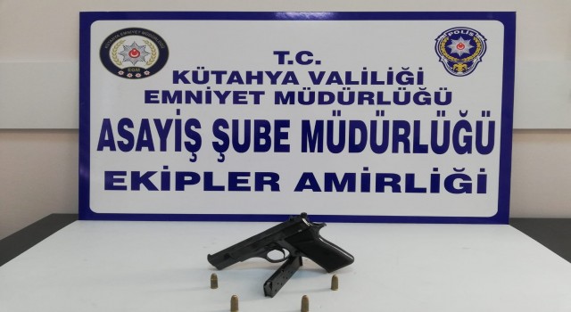 Kütahyada iki şahsın üzerinde ruhsatsız tabanca ve pompalı tüfek ele geçirildi