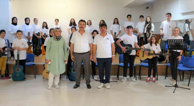 Kütahyada Okullar hayat bulsun projesi çerçevesinde açılan gitar kursu final konseri ile sona erdi