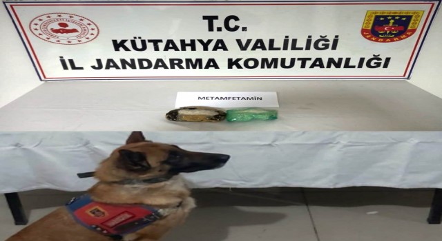 Kütahyada otomobilde gizlenmiş uyuşturucuyu narkotik köpeği buldu