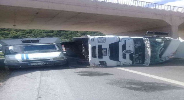 Kütahyada talaş yüklü tır devrildi: 1 yaralı