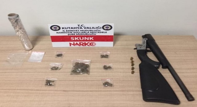 Kütahyada uyuşturucu madde ve kaçak alkollü içki sattığı iddia edilen kişi gözaltına alındı