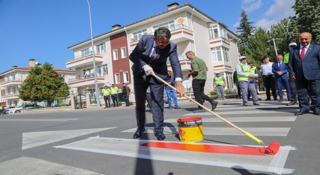 Kütahyada yaya geçitleri kırmızıya boyandı