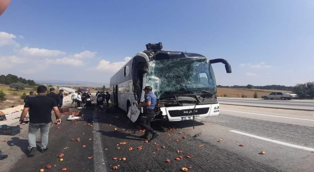 Kütahyada yolcu otobüsü kamyona çarptı: 8 yaralı