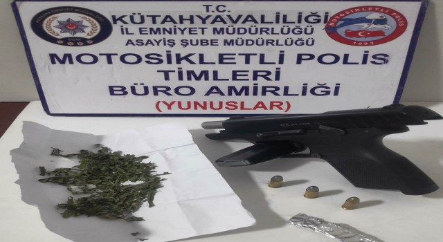 Kütahyadaki bir araçta silah ve uyuşturucu ele geçirildi
