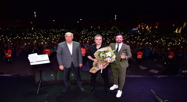 Kutsi Manisada sahne aldı