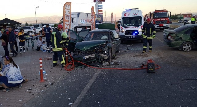 Lastiği patlayan otomobil karşı şeride geçip dehşet saçtı: 1 bebek öldü, 3ü çocuk 9 kişi yaralandı
