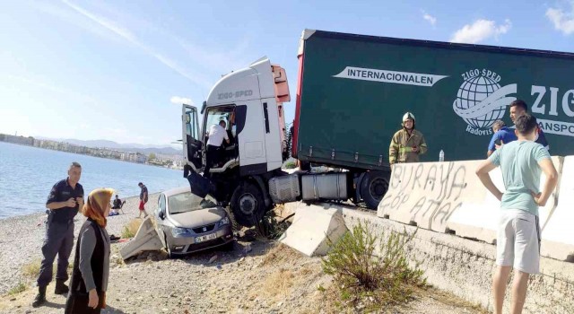 Lastiği patlayan tır önünde sürüklediği otomobil ile sahile uçtu