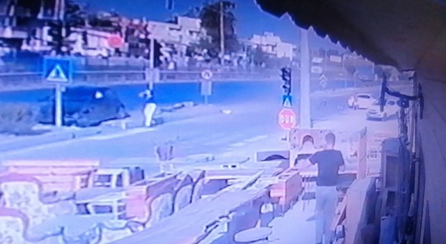 Lüks otomobillerin kazasında kadın sürücü ölümden döndü, yaşadığı korku kameraya yansıdı