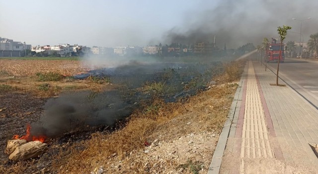 Mahalle arasında çıkan anız yangını söndürüldü