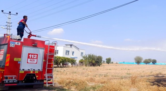 Mahalle arasında çıkan anız yangını söndürüldü