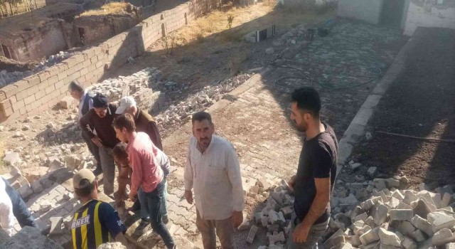 Mahalle sakinleri imece usulüyle cami ve taziye evinin çevre duvarlarını yaptı
