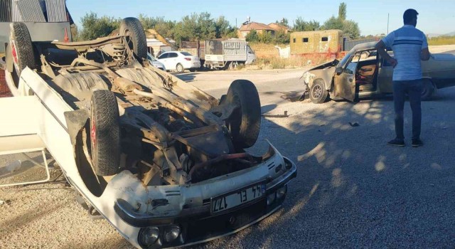 Malatyada iki otomobil çarpıştı: 2 yaralı