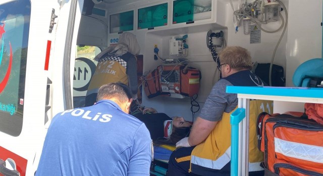 Maltepede kontrolünü kaybeden taksi sürücüsü, otomobile arkadan çarptı: 2 yaralı