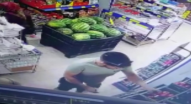 Manav reyonunda unuttuğu telefonu saniyeler içinde çalındı