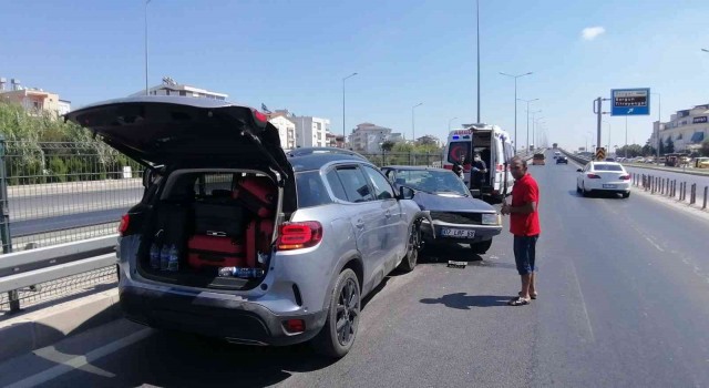 Manavgatta iki otomobil çarpıştı: 3 yaralı