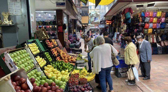 Mandalina tezgaha düştü, vatandaş ilgi gösterdi