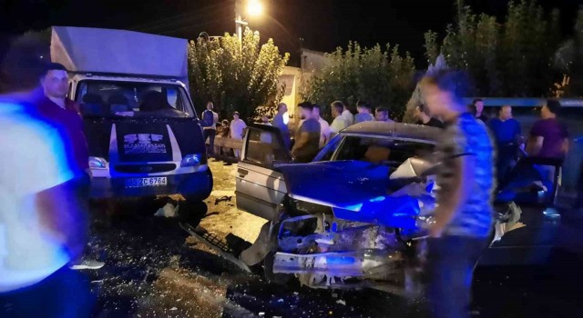 Manisada 3 araç birbirine girdi: 1i çocuk 4 yaralı