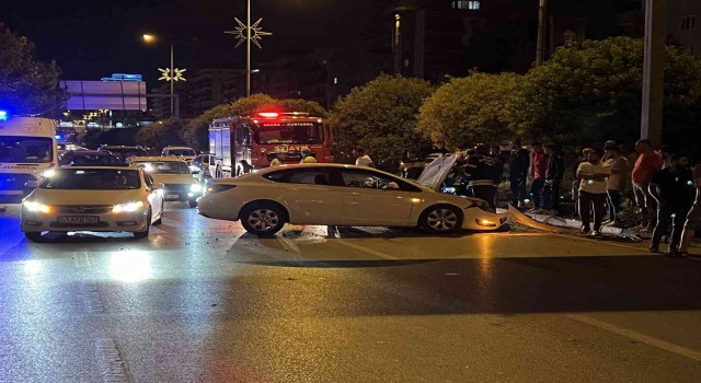 Manisada kontrolden çıkan otomobil refüje çarptı