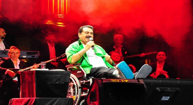 Manisada Tatlıses rüzgarı esti, kalabalık meydanlara sığmadı