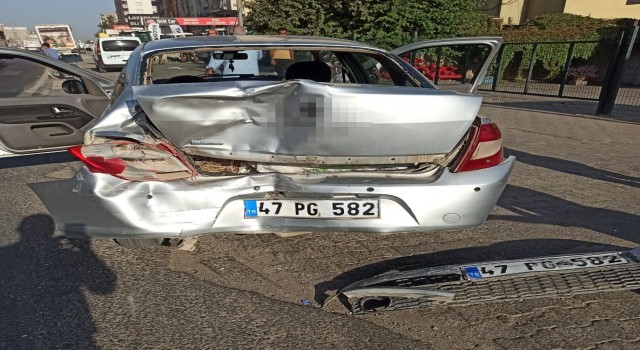 Mardinde 3 kişi hurdaya dönen araçtan şans eseri yaralı kurtuldu
