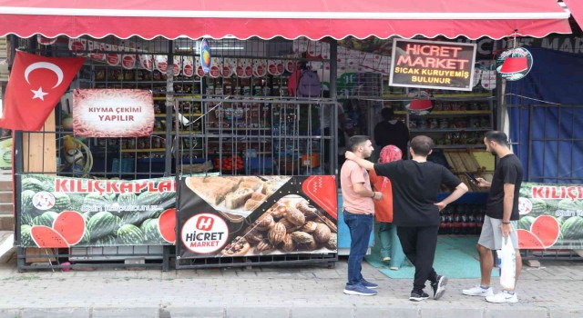 Marketten hırsızlık yapmaya çalışan çocuğu uyarınca bıçaklandı