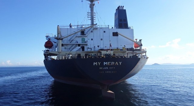 Marmara Denizinde makinesi arıza yapan gemiye ekipler müdahale ediyor