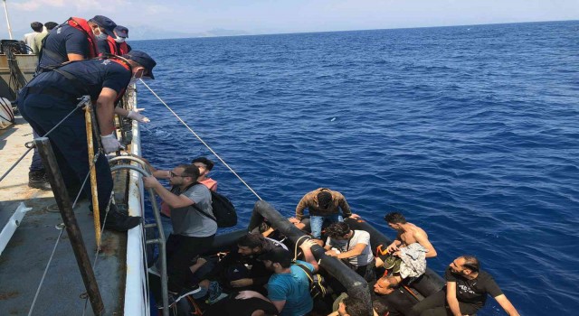 Marmariste 44 düzensiz göçmen kurtarıldı