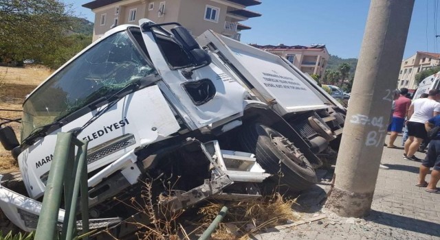 Marmariste çöp kamyonu kaza yaptı: 3 yaralı