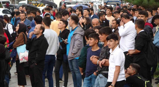 Meraklı vatandaşlar intihar girişiminde bulunan genci saatlerce yağmur altında izledi