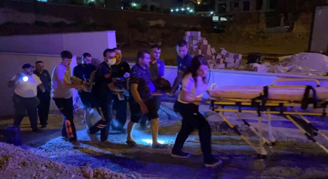 Mermer blok taşıdıkları inşaatın asansörüne düşen 2 işçi yaralandı