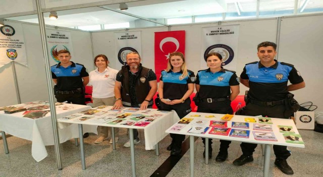 Mersin polisi kozmetik fuarında vatandaşı bilgilendirdi