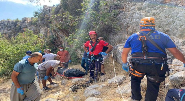 Mersinde 70 metre uçurumdan düşen adam hayatını kaybetti