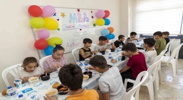 Mersinde kurs merkezlerindeki öğrencilere yemek hizmeti