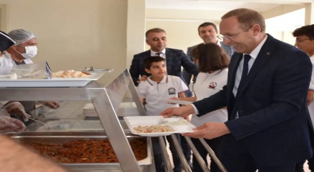 Milli Eğitim Müdürü Tetik, Silopide müdürlerle toplantı yaptı, öğrenciler ile yemek sırasına girdi