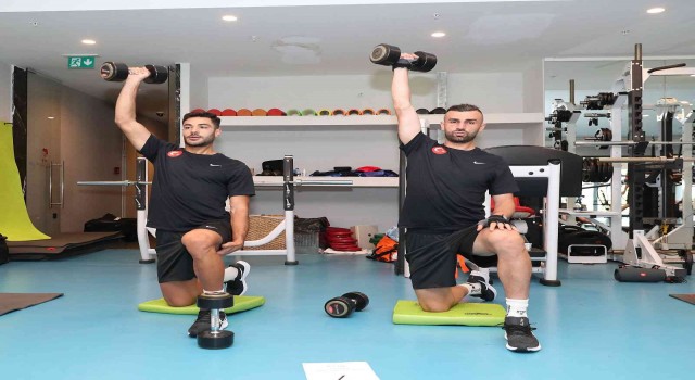Milliler salonda çalıştı