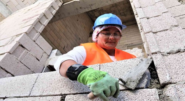 Milyonluk villaların duvarlarını adeta nakış dokur gibi kadın titizliği ile örüyor