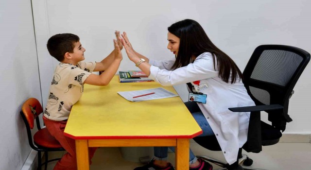 Minik Ebubekir belediyenin eğitimi ile konuşma zorluğunu yendi