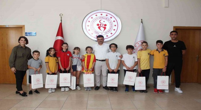 Minik masa tenisçilere sürpriz hediye