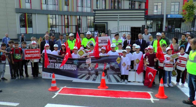Minik öğrencilerden sürücülere ‘Önce Yaya farkındalık etkinliği