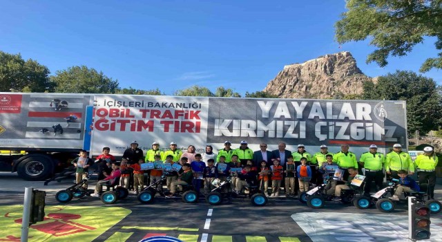 Mobil Trafik Tırı Afyonkarahisarda çocuklarla buluştu